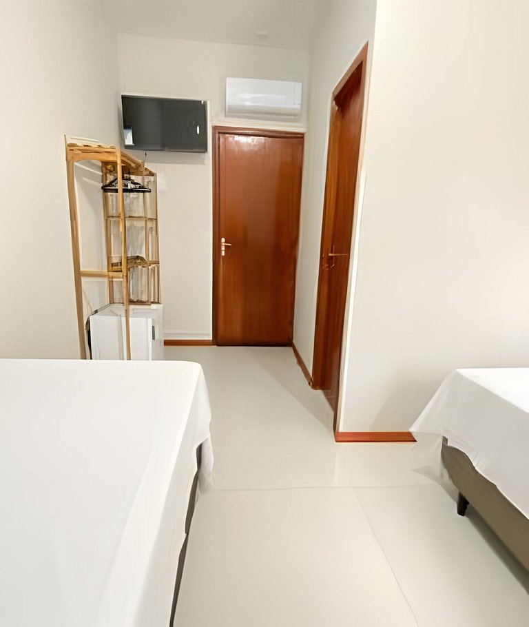 Suítes para até 20 pessoas. Ar, TV, Frigobar, WIfi
