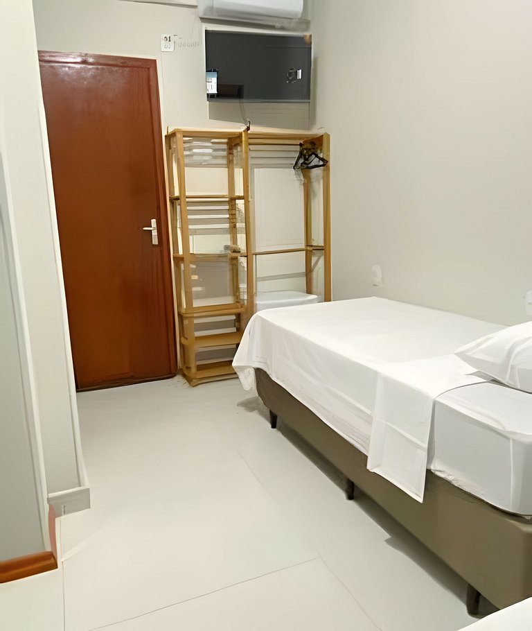 Suítes para até 20 pessoas. Ar, TV, Frigobar, WIfi